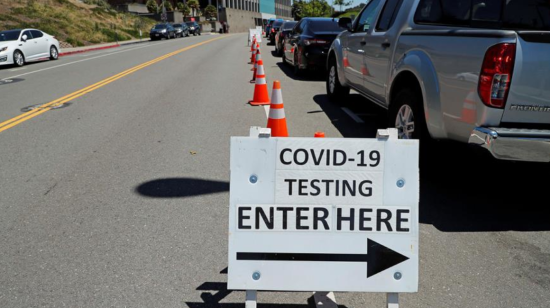 Una fila afuera del departamento de bomberos de Hayward (California) para realizarse la prueba de coronavirus.