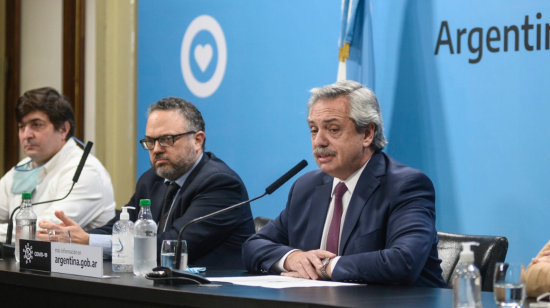 El presidente de Argentina, Alberto Fernández (derecha), durante un acto público el pasado 8 de junio de 2020.