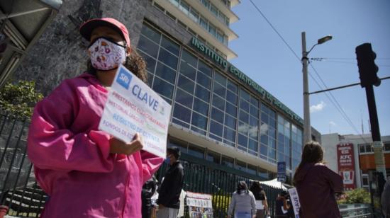 Un tramitador informal afuera del edificio del IESS, en la avenida 10 de Agosto, al norte de Quito, el pasado 24 de junio.