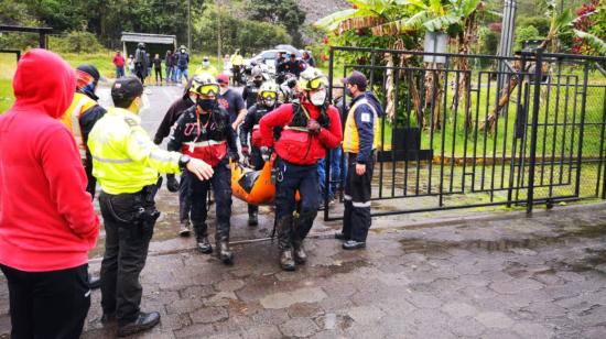 Integrantes del Cuerpo de Bomberos y de la Policía Nacional realizaron las tareas de rescate tras el deslizamiento de tierra en Baños de Agua Santa, la mañana de este 6 de julio.