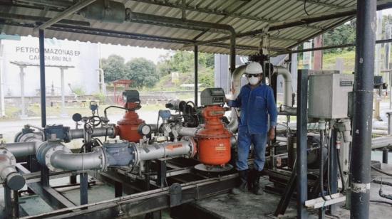 Un trabajador de la empresa pública Petroamazonas, el 15 de junio de 2020. 