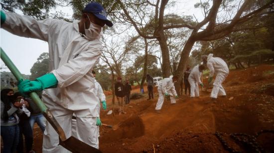 Trabajadores cavan una fosa común para enterrar fallecidos por Covid-19 en Brasil, considerado epicentro del virus en América Latina, el 7 de julio. 