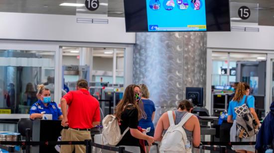 Pasajeros pasan por un control de seguridad en el Aeropuerto Hartsfield-Jackson de Atlanta, en Estados Unidos, el 2 de julio de 2020.