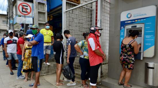 Personas hacen fila para usar un cajero automático en Guayaquil, el 8 de abril de 2020. 