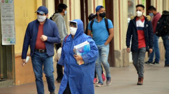 Personas caminan por las calles del Centro Histórico de Cuenca, el 6 de julio de 2020.