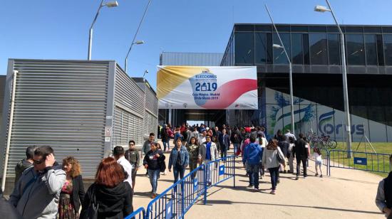 Ecuatorianos en los exteriores del recinto Caja Mágica, en Madrid, España, el 24 de marzo de 2019 en la elección de consejeros del CPCCS.