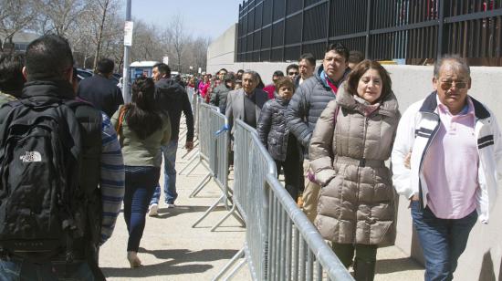 Ecuatorianos residente en Nueva York concurren a las urnas para votar el 2 de abril de 2017, en Queens College, en Nueva York, Estados Unidos.