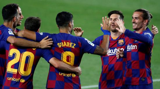 Suárez celebra con sus compañeros su gol ante el Espanyol, el miércoles 8 de julio de 2020.