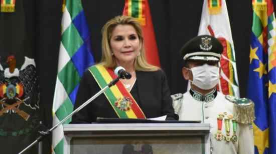 La presidenta interina, Jeanine Áñez, celebra una conferencia de prensa en La Paz, Bolivia, el 19 de junio de 2020.