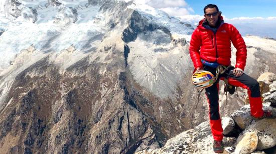 El andinista Felipe Proaño al culminar uno de sus retos de escalada de montaña.