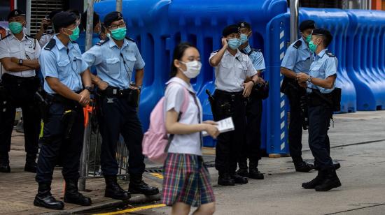 Policías resguardan los exteriores de un colegio en Hong Kong, el 9 de julio.