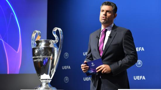 El presentador del sorteo, Pedro Sánchez, durante el sorteo de la fase final de la Champions, celebrada el viernes 10 de julio, en Nyon.