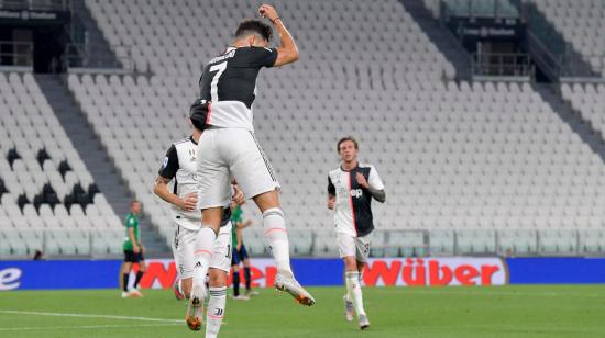 Festejo de Cristiano Ronaldo en su primer gol, de penal, contra el Atalanta el sábado 11 de julio, en un estadio sin público.