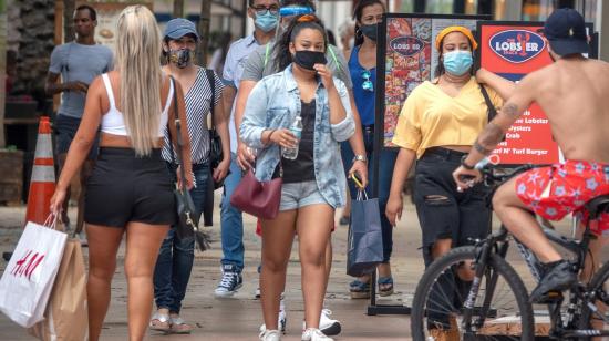 Varias personas caminan en la calle Lincoln, en Miami (Florida), el 12 de julio.