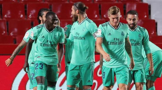 Los jugadores del Real Madrid celebran el primer gol durante el partido del lunes 13 de julio, en Granada.