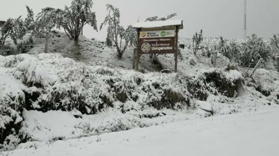 La parroquia Poalo, a la entrada a los Llanganates en el cantón Píllaro, lució cubierta de nieve este 13 de julio de 2020.