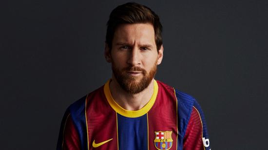 Lionel Messi en sesión de fotos con la camiseta de la temporada 2020-2021 del FC Barcelona.