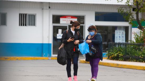 Dos mujeres caminan en el Hospital Carlos Andrade Marín, en Quito, el 10 de julio de 2020. 