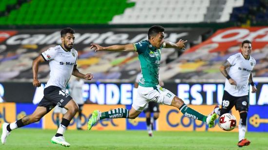 El ecuatoriano Ángel Mena en una jugada durante el partido frente el Club León y el FC Juárez.