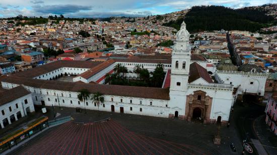 Fotografía de archivo fechada el 9 de mayo de 2020 que muesta una vista aérea de la Iglesia de Santo Domingo, en Quito.