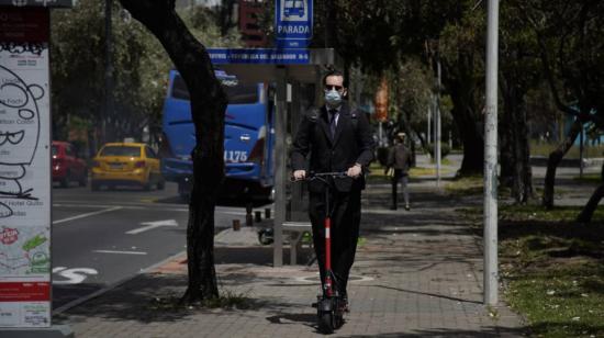 Ciudadanos toman medidas de bioseguridad en Quito, 15 de julio de 2020.