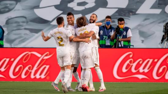 Karim Benzema celebra con sus compañeros el primer gol conseguido ante el Villarreal CF.