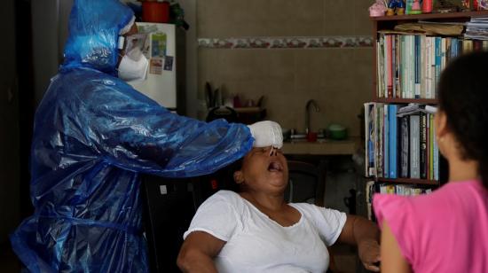 Una trabajadora de la salud realiza una prueba PCR a una persona en Cartagena, Colombia, el 15 de julio.