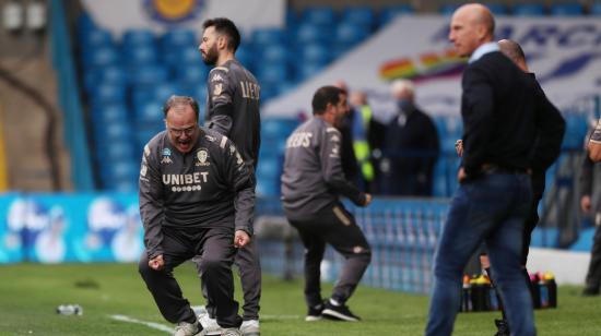 Marcelo Bielsa festeja una victoria de su equipo frente a Barnsley, el 16 de julio de 2020, en Leeds.