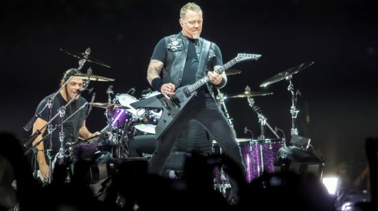 El cantante y guitarrista de Metallica, James Hetfield, actúa durante el concierto que ofreció la banda en el Papp Laszlo Budapest Sports Arena de Budapest, Hungría, el 5 de abril de 2018.