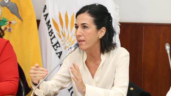 La actual vicepresidenta, María Alejandra Muñoz, en una comparecencia en la Asamblea cuando fungía como directora de Senae.