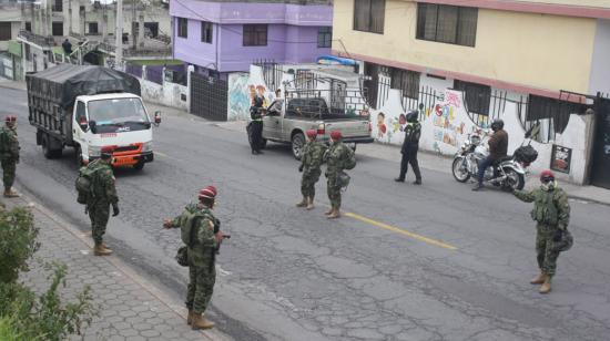 Militares controlan el tránsito este 17 de julio de 2020 en los lugares con mayores aglomeraciones en Quito frente al aumento de casos de coronavirus.