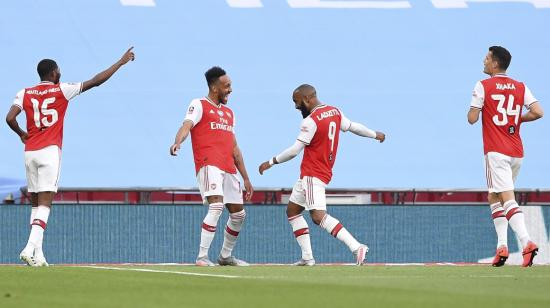 Pierre-Emerick Aubameyang celebra con sus compañeros el gol del Arsenal frente al City, el 18 de julio de 2020.