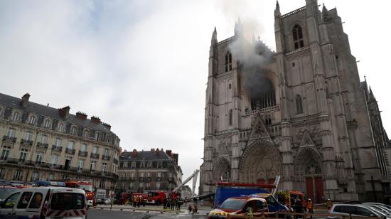 Bomberos acudieron hasta la Catedral de Nantes para apagar el incendio, este 18 de julio de 2020.