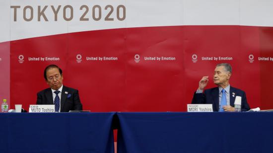 Toshiro Muto (i) y Yoshiro Mori (d), miembros del Comité Organizador de los Juegos, durante una rueda de prensa el 17 de julio, en Tokio.