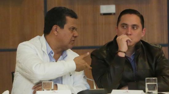 Eliseo Azuero y Daniel Mendoza, durante la sesión de la Comisión de Fiscalización de la Asamblea del 2 de diciembre de 2019, en la que recibieron a la ministra María Paula Romo.