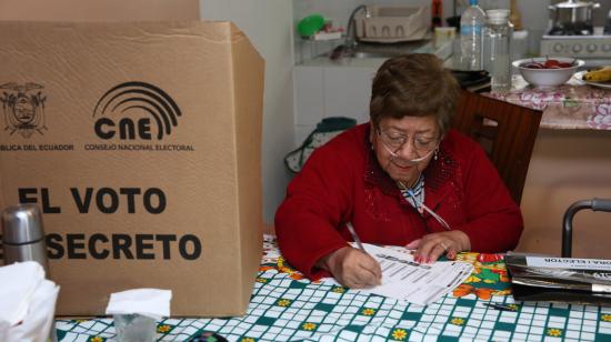 Una adulta mayor vota desde su casa en las seccionales del 24 de marzo de 2019.