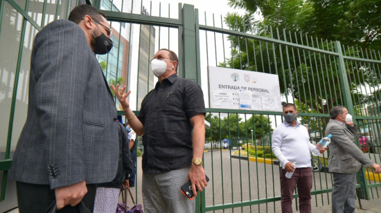 Luigi García, abogado de Daniel Salcedo, en las afueras del hospital Abel Gilbert, el pasado 3 de julio de 2020.