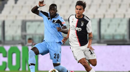 Felipe Caicedo disputa un balón con Paulo Dybala, en el partido del 20 de julio de 2020.