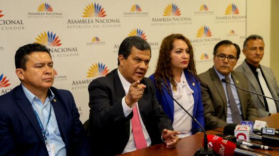 De izq. a der. Washington Paredes, Eliseo Azuero, Rosa Verdezoto, Raúl Tello y Freddy Alarcón, en un rueda de prensa del 17 de julio de 2019.