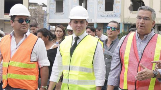 Daniel Mendoza participa de un recorrido por las obras de reconstrucción en Manabí, junto con la Comisión de Fiscalización de la Asamblea, en septiembre de 2018.
