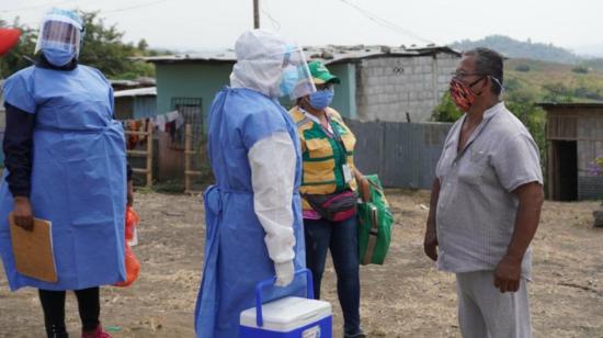 Funcionarios de la Vicepresidencia entregan alimentos y kits de higiene en el sector de Monte Sinaí, en Guayaquil, el 5 de julio de 2020.