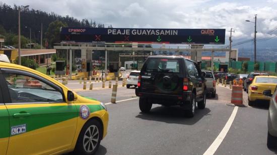 Autos circulan por el  Túnel Guayasamín, el 19 de abril de 2019.