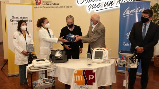 Juan Carlos Zevallos, ministro de Salud y Antonio Acosta, presidente del Banco del Pichincha, en la entrega de los equipos médicos, 20 de julio de 2020.