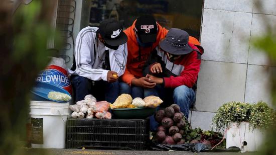 Vendedores trabajan este martes en una calle de Quito, 22 de julio de 2020.