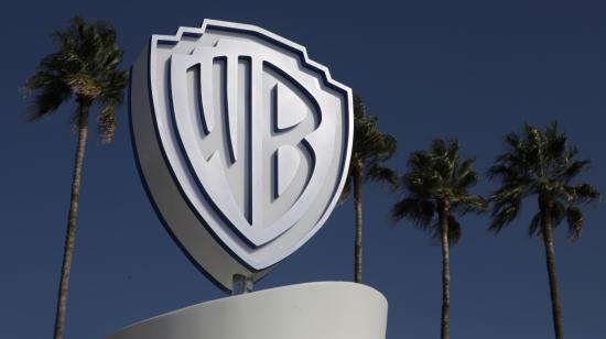 Imagen de archivo del logotipo de Warner Bros, durante un evento en Cannes, Francia, en octubre de 2019.