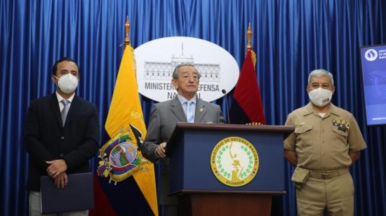 El ministro de Defensa, Oswaldo Jarrín, en la rueda de prensa sobre la presencia de los buques extranjeros frentes a las costas de Ecuador, el 23 de julio.