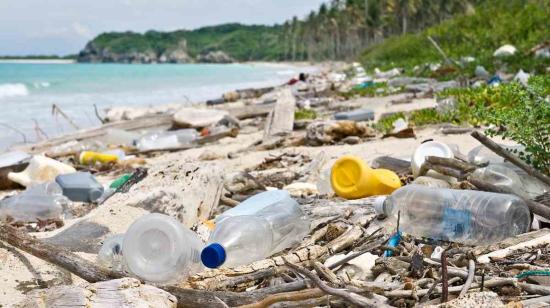 Imagen referencial de desechos plásticos y demás basura a la orilla del mar.