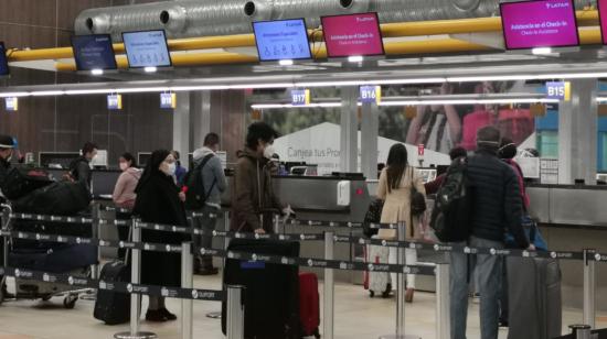 Personas en el mostrador de Latam en el Aeropuerto Internacional Mariscal Sucre, en Quito, el 15 de junio de 2020. 