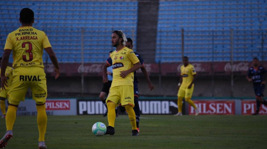 Sebastián Perez en una jugada con Barcelona por Copa Libertadores.