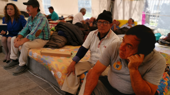 Maestros jubilados en una huelga de hambre en los exteriores de la Asamblea, el 1 de agosto de 2019.